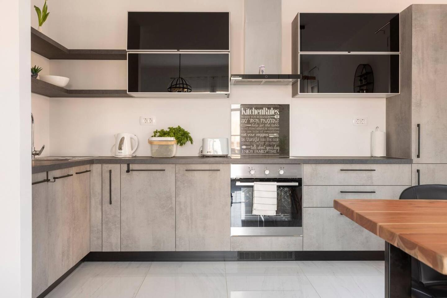 La Terrazza * * * *city Center Lux New Apt+parking *
